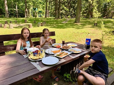 літня тераса ресторану в заміському комплексі «Dibrova Club» у місті Фастів