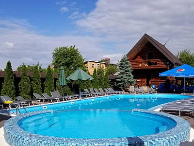 До послуг гостей заміського комплексу «На Яру» — кілька відкритих басейнів: великий плавальний для дорослих та дитячий, обладнаний з урахуванням безпеки малюків. Біля води встановлено зручні шезлонги для засмаги та відпочинку.