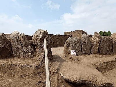 Новоолександрівський кромлех, Сурський курган або курган № 6048/01 — одна з найцікавіших археологічних пам’яток епохи енеоліту на українських теренах.