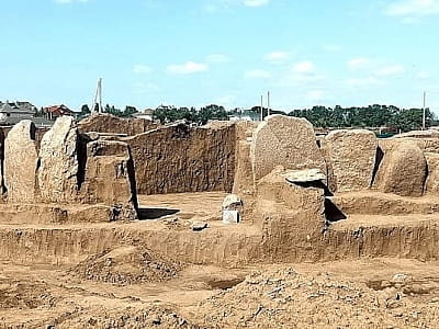 Новоолександрівський кромлех, Сурський курган або курган № 6048/01 — одна з найцікавіших археологічних пам’яток епохи енеоліту на українських теренах.