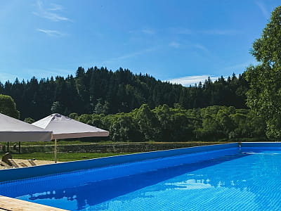  Заміський комплекс TAOR Karpaty Resort & Spa розташований на мальовничому березі річки Стрий у селі Ластівка Львівської області. 