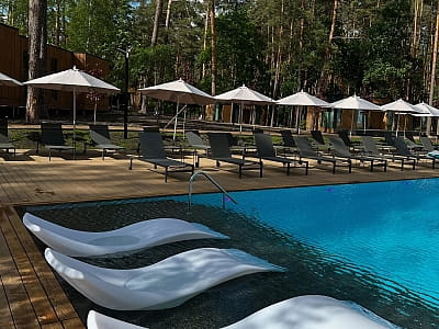 Літній басейн в заміському комплексі SHEPIT RELAX PARK