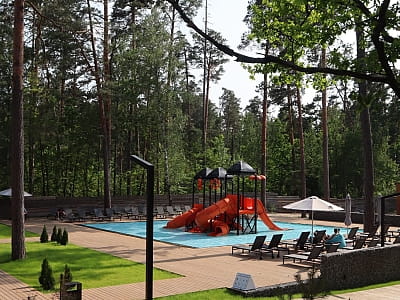SHEPIT RELAX PARK — це заміський комплекс, що поєднує комфорт сучасного відпочинку з гармонією природи. 