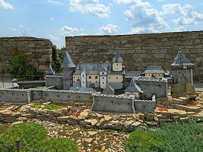 Єдиний у світі музей мініатюр замків України: понад 20 відомих фортифікацій у масштабі 1:50, історії, легенди, майстерна деталізація, сімейний відпочинок.