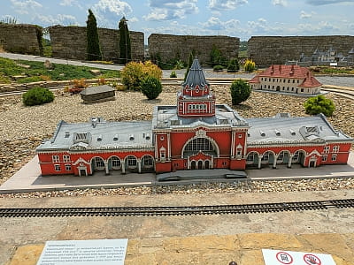 Єдиний у світі музей мініатюр замків України: понад 20 відомих фортифікацій у масштабі 1:50, історії, легенди, майстерна деталізація, сімейний відпочинок.