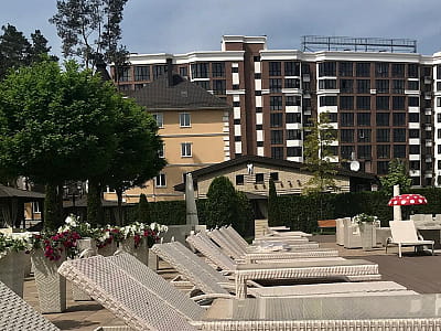 City Holiday Resort & SPA — це п’ятизірковий заміський готель, розташований у мальовничому сосновому парку Києва, у селі Петропавлівська Борщагівка, всього за 12 км від центру міста. 