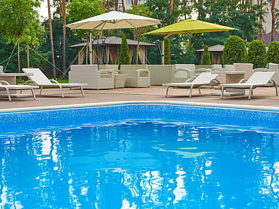 Відкритий літній басейн в заміському комплексі City Holiday Resort & SPA в селі Петропавлівська Борщагівка біля Києва