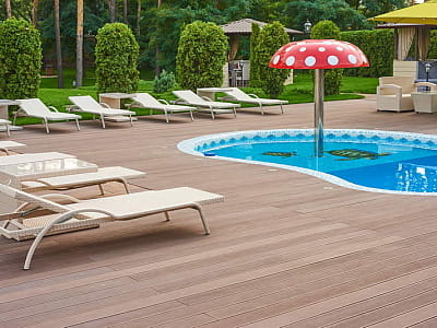Відкритий літній басейн в заміському комплексі City Holiday Resort & SPA в селі Петропавлівська Борщагівка біля Києва