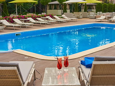 Відкритий літній басейн в заміському комплексі City Holiday Resort & SPA в селі Петропавлівська Борщагівка біля Києва
