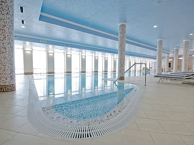 Критий басейн в заміському комплексі City Holiday Resort & SPA в селі Петропавлівська Борщагівка біля Києва