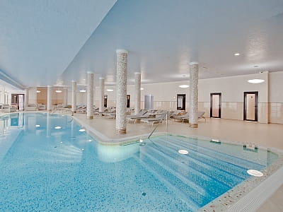 Критий басейн в заміському комплексі City Holiday Resort & SPA в селі Петропавлівська Борщагівка біля Києва