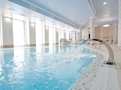 Критий басейн в заміському комплексі City Holiday Resort & SPA в селі Петропавлівська Борщагівка біля Києва