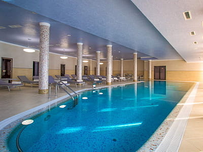 Критий басейн в заміському комплексі City Holiday Resort & SPA в селі Петропавлівська Борщагівка біля Києва