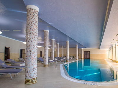 Критий басейн в заміському комплексі City Holiday Resort & SPA в селі Петропавлівська Борщагівка біля Києва