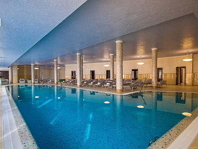 Критий басейн в заміському комплексі City Holiday Resort & SPA в селі Петропавлівська Борщагівка біля Києва