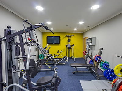 Тренажерна зала в заміському комплексі City Holiday Resort & SPA в селі Петропавлівська Борщагівка біля Києва