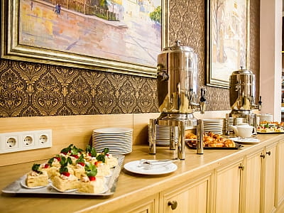 City Holiday Resort & SPA — це п’ятизірковий заміський готель, розташований у мальовничому сосновому парку Києва, у селі Петропавлівська Борщагівка, всього за 12 км від центру міста. 