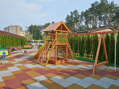 Дитячий майданчик в заміському комплексі City Holiday Resort & SPA в селі Петропавлівська Борщагівка біля Києва