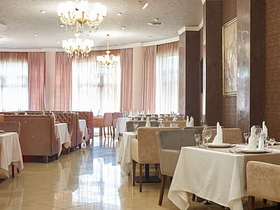 Ресторан в заміському комплексі City Holiday Resort & SPA в селі Петропавлівська Борщагівка біля Києва