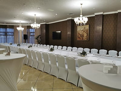 Ресторан в заміському комплексі City Holiday Resort & SPA в селі Петропавлівська Борщагівка біля Києва