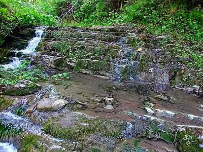 Водоспад Черетів у Карпатах – каскад висотою 1,5 м у селі Черетів. Легкодоступний, живописний, поруч цікаві маршрути та пам’ятки історії.