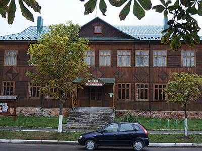 Музей Гуцульщини у Верховині — культурна скарбниця Карпат з унікальними експонатами, що розповідають про побут, традиції та мистецтво гуцулів.