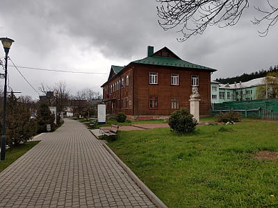 Музей Гуцульщини у Верховині — культурна скарбниця Карпат з унікальними експонатами, що розповідають про побут, традиції та мистецтво гуцулів.