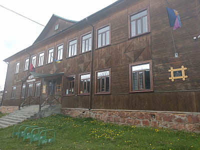 Музей Гуцульщини у Верховині — культурна скарбниця Карпат з унікальними експонатами, що розповідають про побут, традиції та мистецтво гуцулів.