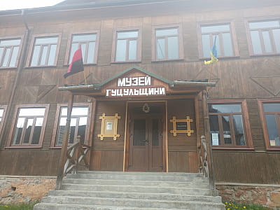 Музей Гуцульщини у Верховині — культурна скарбниця Карпат з унікальними експонатами, що розповідають про побут, традиції та мистецтво гуцулів.