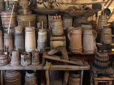 Музей гуцульського боднарства та убрання у Верховині – автентична колекція ремесел і народного одягу, де оживають традиції Карпат.