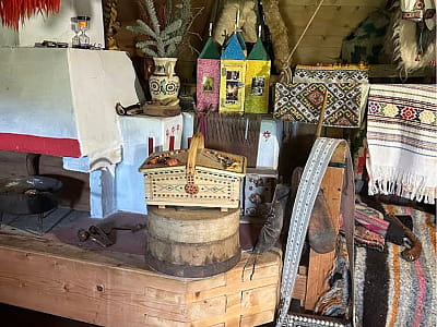 Музей гуцульського побуту у Краснику — автентична хата XVIII ст., унікальні експонати та майстер-класи, що занурюють у традиції Гуцульщини.