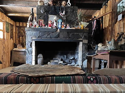 Музей “Гуцульської Магії” у Верховині – світ мольфарів, легенд та стародавніх обрядів Карпат. Експонати, майстер-класи, магія традицій.