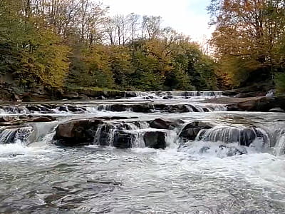 Поляницький водоспад у Карпатах біля Бубнища. Каскади річки Сукіль, місце для відпочинку, фото та купання. Поруч — легендарні Скелі Довбуша.