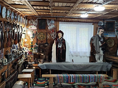 Музей Романа Кумлика у Верховині — гуцульський побут, унікальні музичні інструменти та живе виконання народних мелодій у теплій родинній атмосфері.