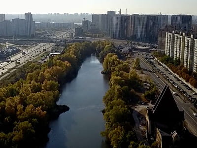 Озеро Срібний Кіл — штучна водойма на Позняках у Києві. Риболовля, прогулянки, пляжний відпочинок, новий парк і зручний доступ між станціями метро.