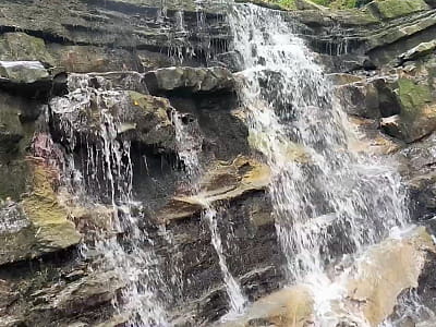 Водоспад Сикавка Верхня в Карпатах – затишний куточок біля Сокільських скель. Легкодоступна локація для прогулянок, фото та відпочинку на природі.