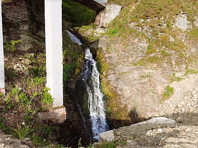 Водоспад Сикавка біля Сокільських скель – легкодоступний водограй у Косівському районі. Чудове місце для фото, прогулянок і відпочинку в Карпатах.