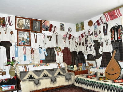 Музей вишиванки у Верховині – автентична садиба з унікальними експонатами, вишиванками та обрядами, які презентує господиня Галинка Верховинка.