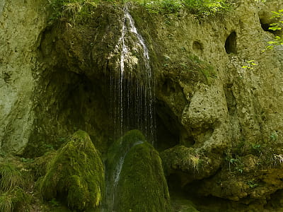 Водоспад Гроти біля Ниркова – мальовничий травертиновий каскад із печерами та легендами, усього за 3 км від Джуринського водоспаду.
