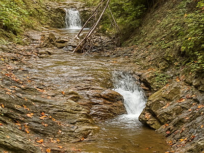 Кубеївський Гук – маловідомий водоспад у селі Великий Рожин, висотою близько 2 м. Дика природа, мальовничий ліс і справжня тиша Карпат.