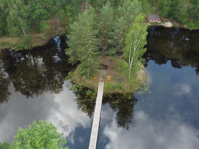 Озеро Кит біля Житомира — унікальна водойма у формі кита з островом і містком. Ідеальне місце для рибалки, фотосесій і відпочинку на природі.