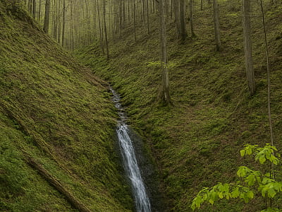 Марківський Верхній водоспад висотою 3 м на горі Варатик біля села Марківка – затишне місце серед карпатських лісів для відпочинку та прогулянок.