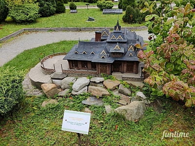Мініатюра ресторану «Галичина» в парку-музеї «Карпати в мініатюрі» в місті Яремче.
