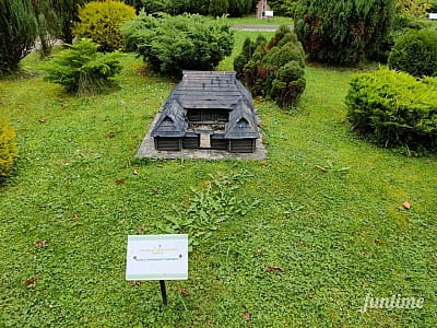 Мініатюра гуцульського господарства «Газда» в парку-музеї «Карпати в мініатюрі» в місті Яремче.