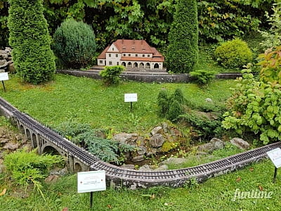 Мініатюра арочного віадука в парку-музеї «Карпати в мініатюрі» в місті Яремче.