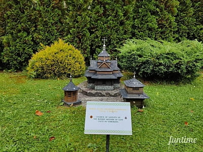 Мініатюра ворохтинської дерев'яної церкви в парку-музеї «Карпати в мініатюрі» в місті Яремче.