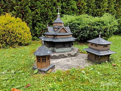 Мініатюра ворохтинської дерев'яної церкви в парку-музеї «Карпати в мініатюрі» в місті Яремче.