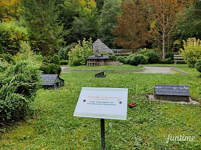 Мініатюра закарпатського фермерського господарства в парку-музеї «Карпати в мініатюрі» в місті Яремче.