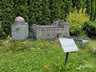 Мініатюрна обсерваторія «Білий слон» у парку-музеї «Карпати в мініатюрі» в місті Яремче.