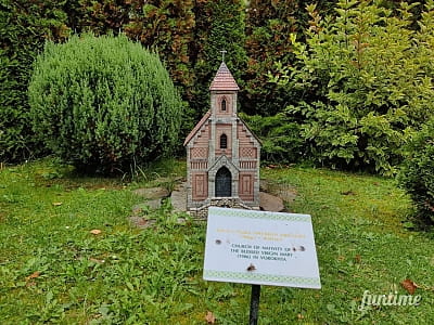 Мініатюра ворохтинської церкви в парку-музеї «Карпати в мініатюрі» в місті Яремче.